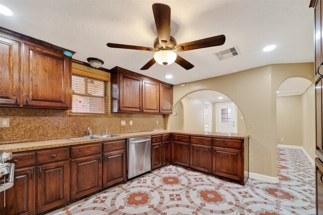 Photo - 807 Ruth St