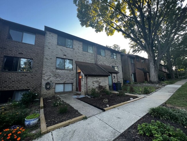 Building Photo - Amazing 4 BR/3.5 BA Townhome in Columbia!