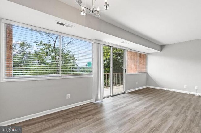 Building Photo - 5801 Quantrell Ave Unit L8