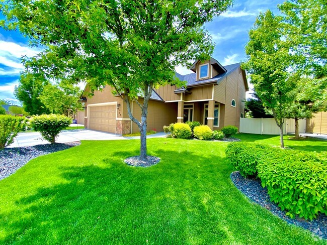 Building Photo - Lawn Care included!  4 bed 2.5 bath Neighb... Rental