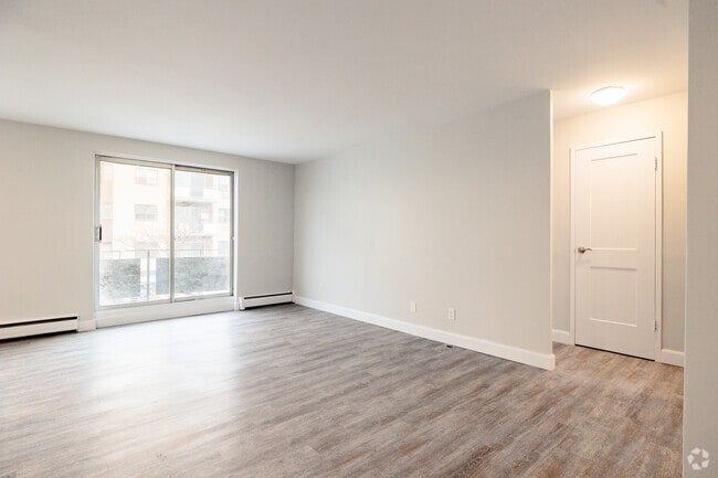 2BR, 1BA - SF - Living