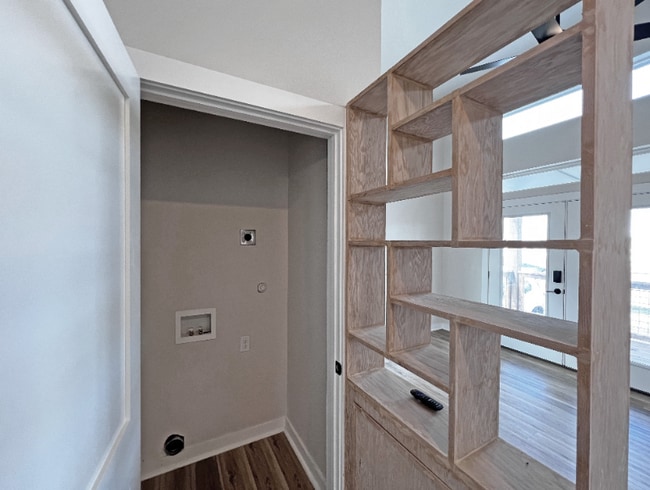 Photo - 2351 W Market St Unidad 106 Landry Circle