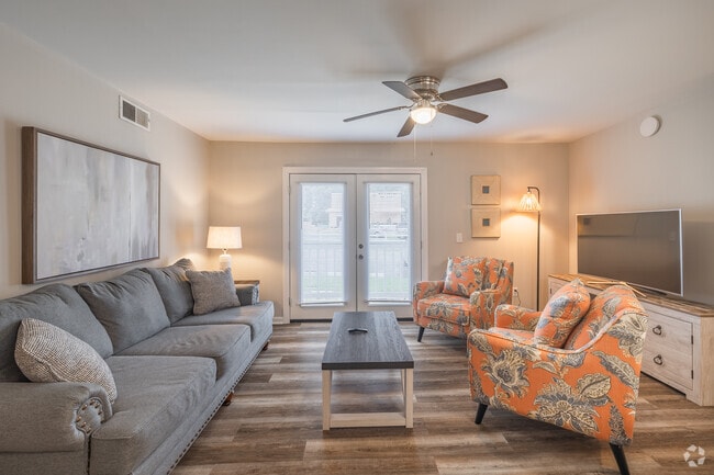2BR, 2BA - 1,100SF - Living Room