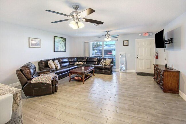 Photo - 120 Park Ln E