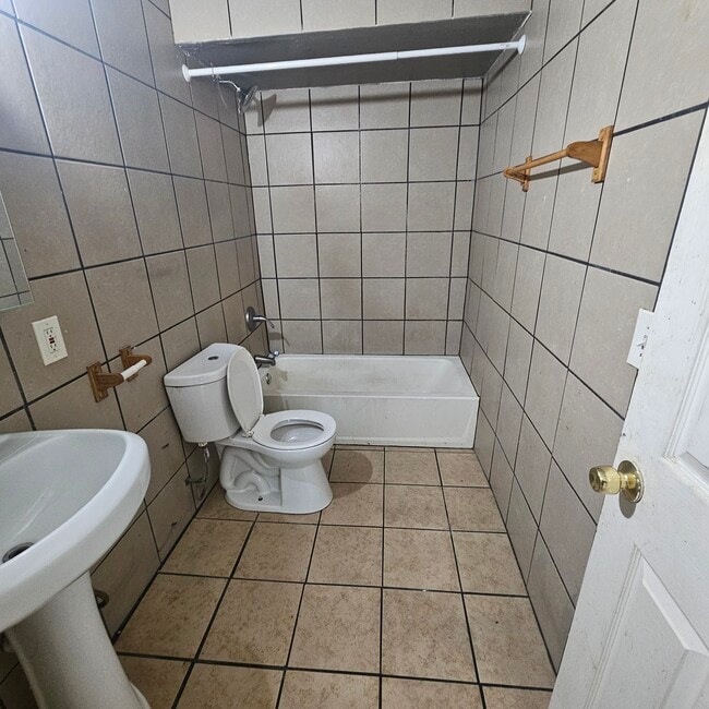 Photo - 6503 N 53rd St Unit 6503 - Lower