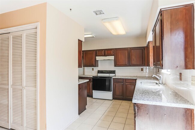 Photo - 9901 Sharpcrest St Unit J7