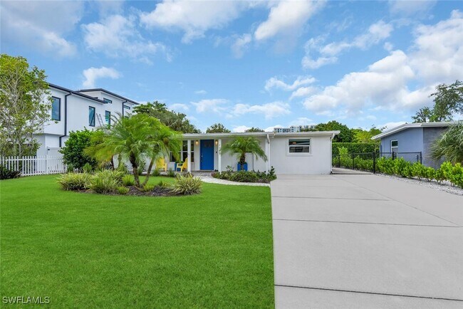 Photo - 2048 Holiday Ln