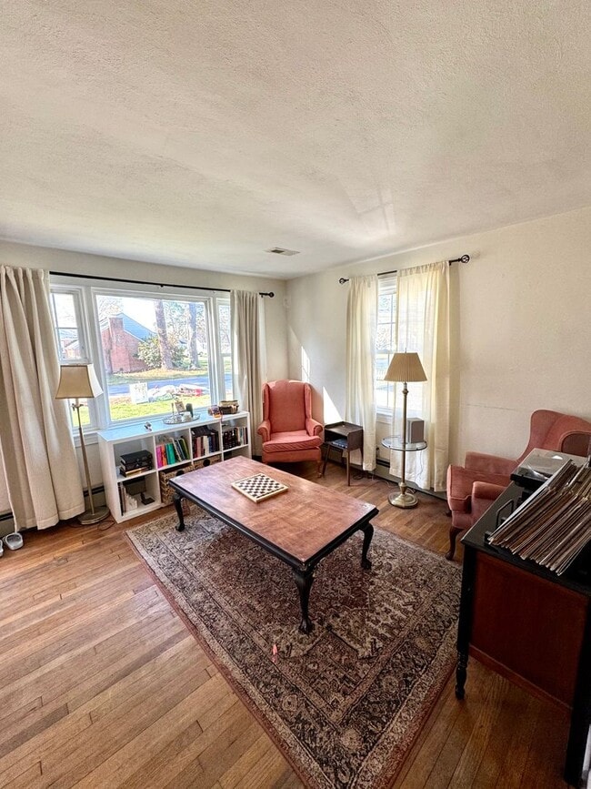 Photo - 5 Bed 2 Bath Home for Rent in Chesapeake!