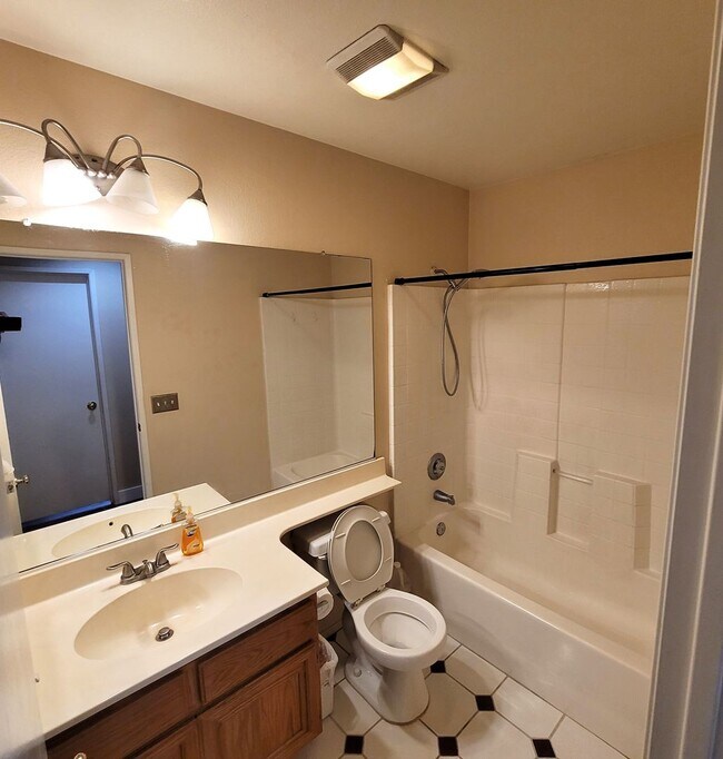 Photo - Beautiful Single Story house - Close to ev...