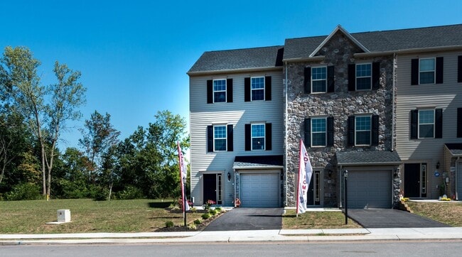 Building Photo - Luxury Townhome with a Garage!