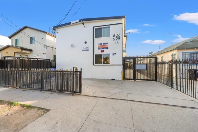 Photo - 626 W 54th St