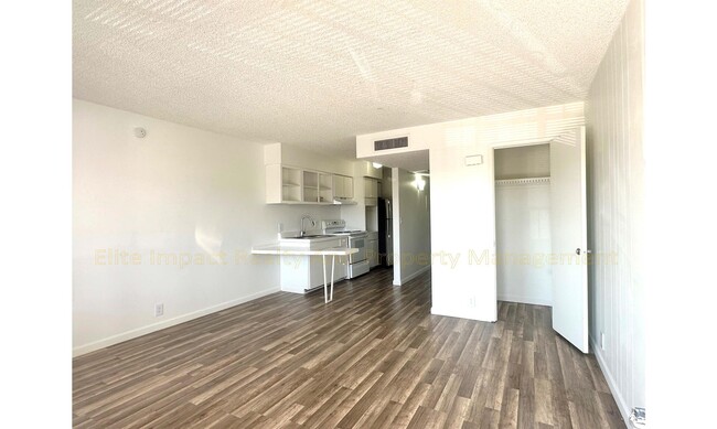 Photo - 301 W Helen St