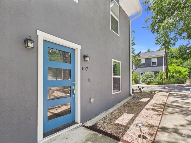 Photo - 6211 Manor Rd