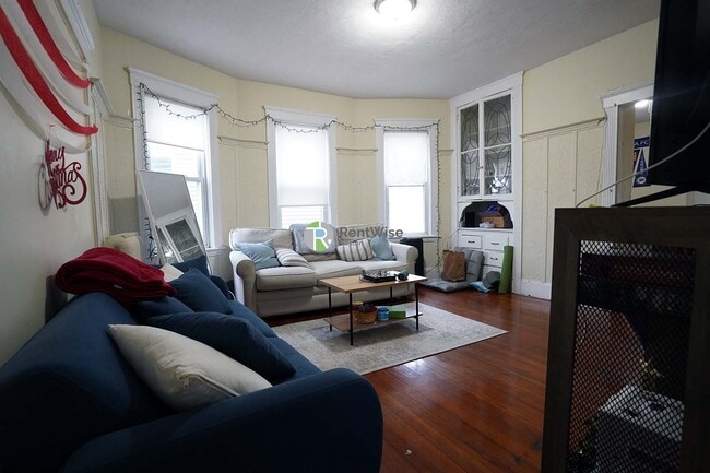 Building Photo - 25 Linden St Unit 2