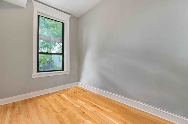 Oficina - 2459 N Albany Ave Unidad 2