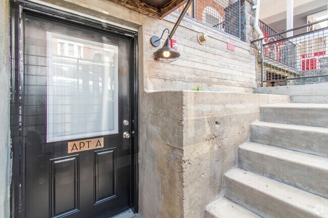 Building Photo - New! Renovated & Modern Apartment Unit C