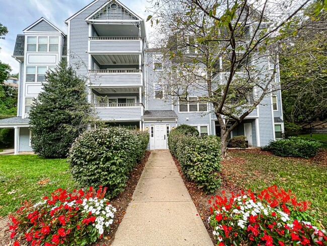 Building Photo - Beautiful 2 Bedr 2 Bath Condo With Patio I...