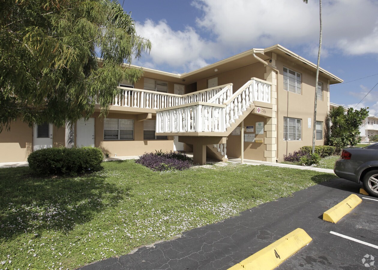 Pinecrest Pointe Apartments - Pinecrest Pointe Apartments