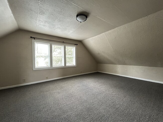 Building Photo - 2807 S 9th St Unit Upper