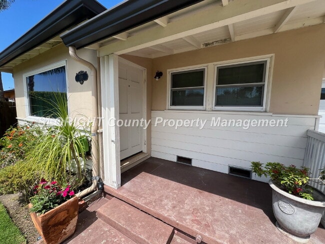 AVAILABLE OCTOBER- Charming Shell Beach Home - 2 Bed / 1 Bath