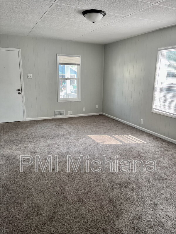 Building Photo - 711 W 5th St Rental