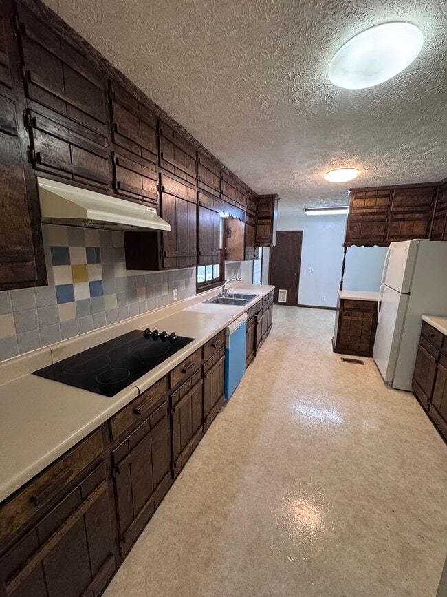 Photo - 880 Locke Dr