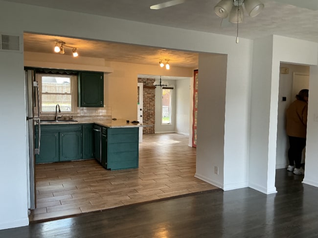 Photo - 127 Wesgaye St