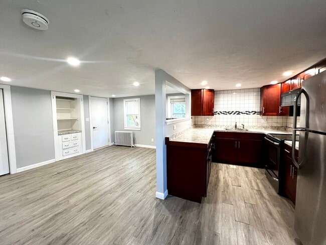 Building Photo - 572 Main St Unit B