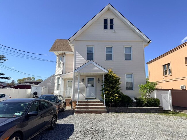 Building Photo - 14 Oakwood Ave