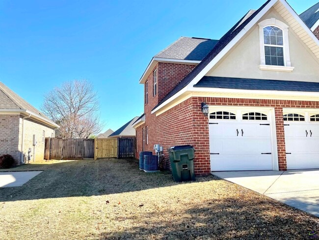 Photo - 300 Pembroke Pointe