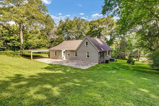 5004 Holston Dr