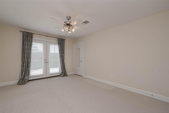 Photo - 650 Westcross St