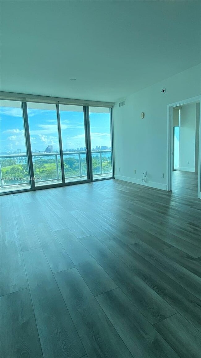 Photo - 888 Biscayne Blvd Unidad 911