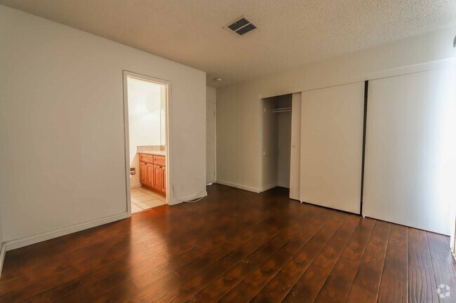 Building Photo - 3649 S Van Dyke Ave Unit Van Dyke Ave 3649-#D Rental