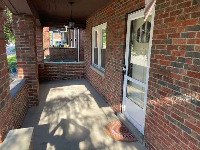 Front porch - 3219 Glengyle Ave Unit 1