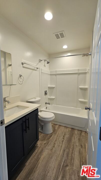 1320 W 37th St
