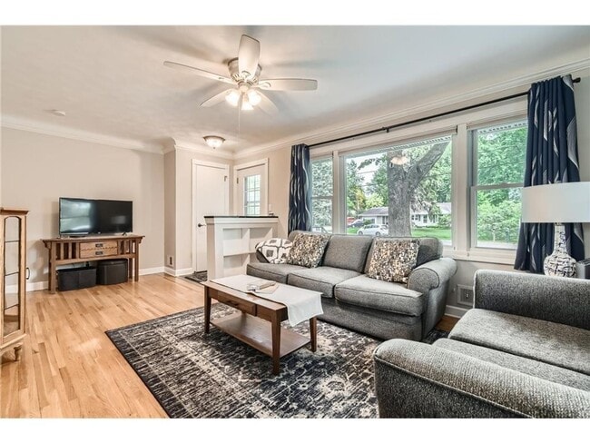 Building Photo - Like-New Redone Rambler with Family Room, ...