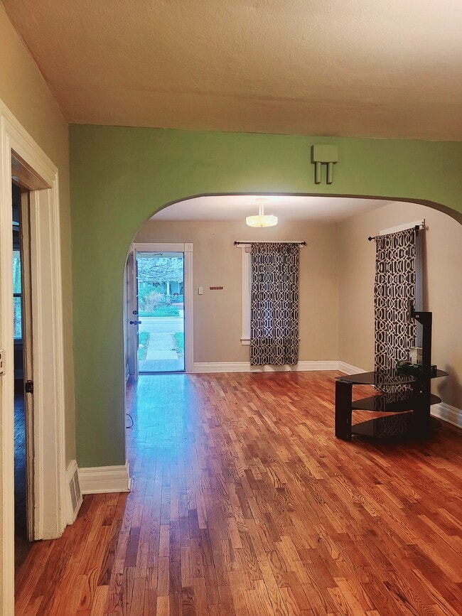 Photo - 727 Collyer St