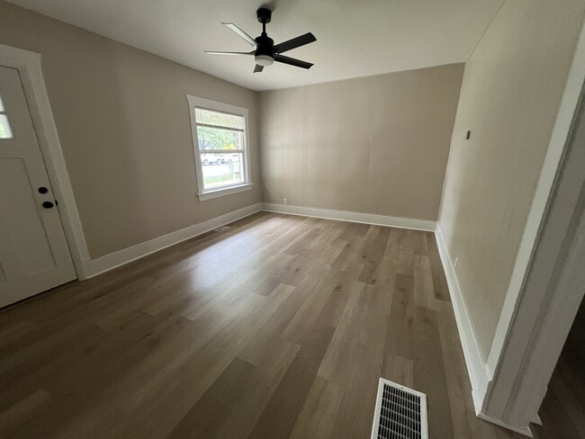 Photo - 728 Custer St