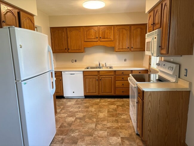 Photo - 2 Bedroom, 1.5 Bath Townhouse w/Garage in Camanche, IA