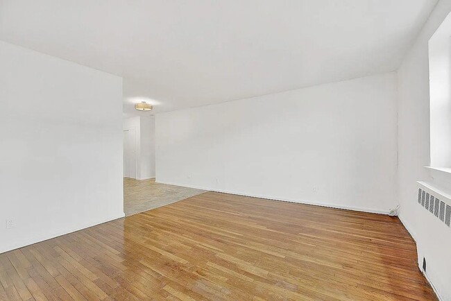 Photo - 88-08 151st Ave