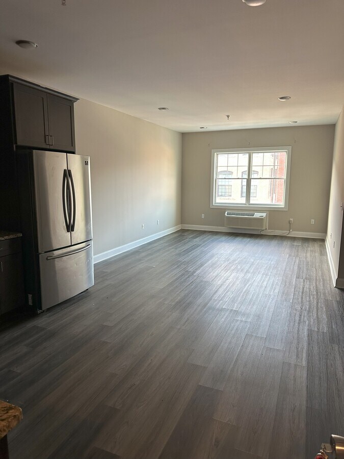 Photo - 1090 Main St