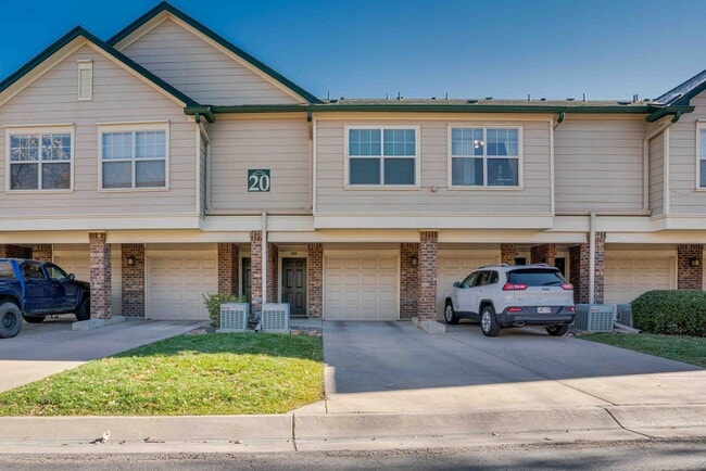 Building Photo - Townhouse for Rent in a Gated Community of...