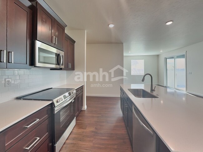 Photo - 1487 N Barkvine Ave