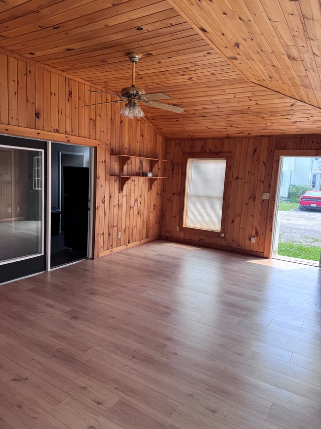 Bonus Room - 906 West Ave Unit Apt B
