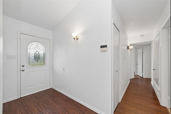 Front entrance and hallway - 543 Guadalupe Dr