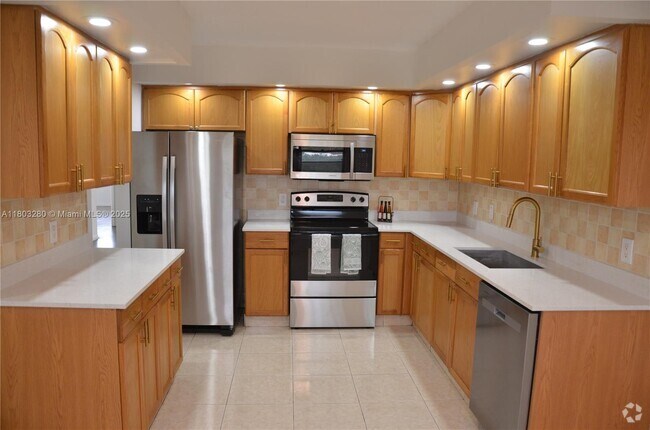 Building Photo - 12600 SW 5th Ct Unit 415L Rental