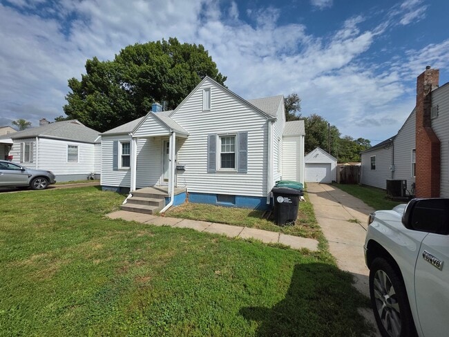 Building Photo - 2732 Sharon Dr