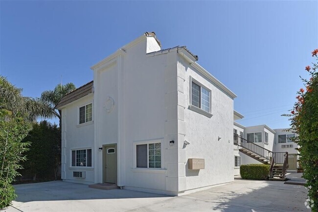 Building Photo - Luxury Upstairs 2 Bedroom Apartment in La ... Unit 4
