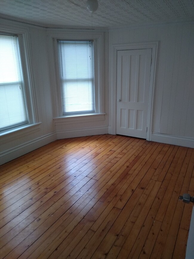 Building Photo - 913 Kellogg Ave Unit Upstairs